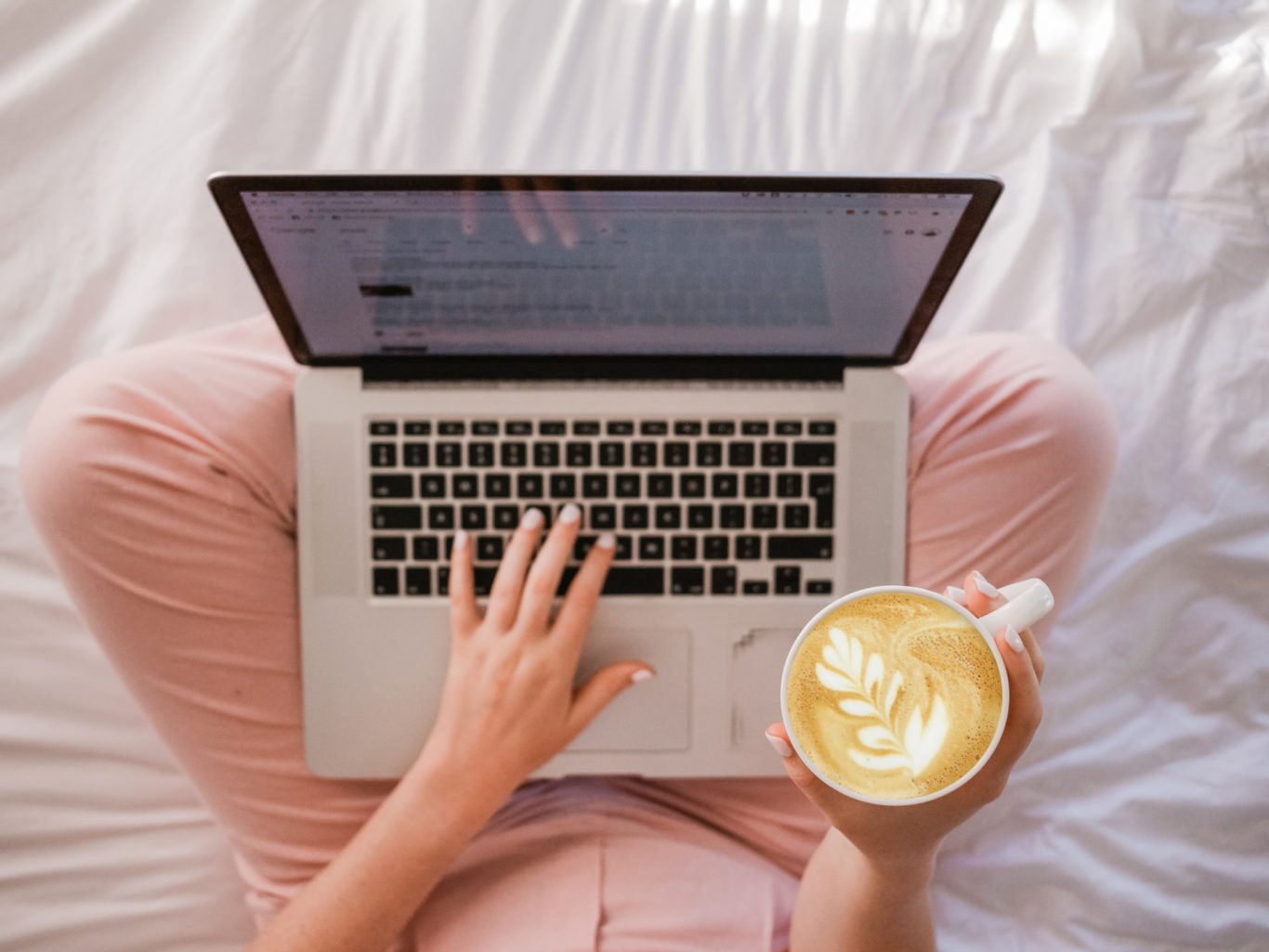 Online-Shopping: mit Laptop und Kaffee im Bett